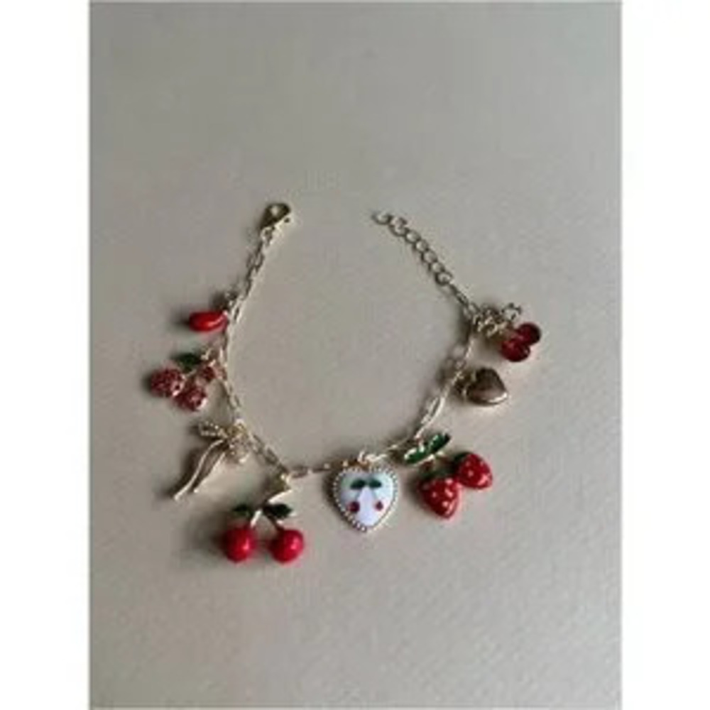 Cherry bracelet?N2026